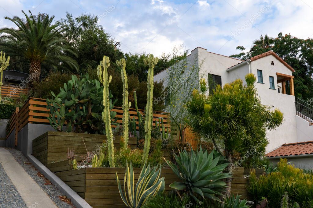 Zona comunitaria con árboles en un edificio residencial